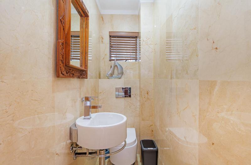 To Let 3 Bedroom Property for Rent in Dolphin Beach Western Cape